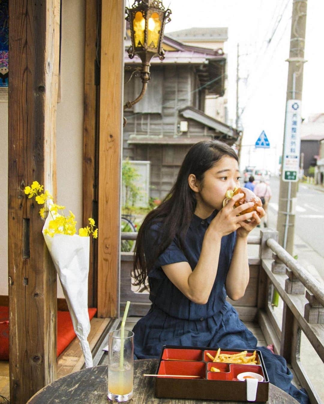 福田瞳さんのインスタグラム写真 - (福田瞳Instagram)「さいとうなりちゃん @nari_eye  鎌倉散歩📸 縁側でハンバーガーを食す。」7月30日 22時48分 - fukudahitomi610