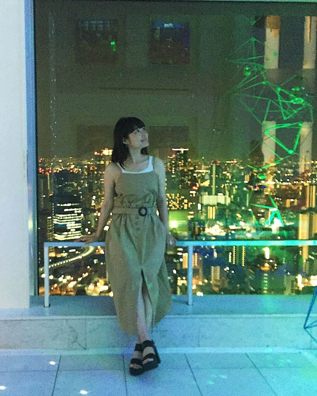 石川琴允さんのインスタグラム写真 - (石川琴允Instagram)「:大阪でロマンティックな場所をリクエスト✨ : : 今宵はスカイビル空中庭園に🏙 : : エレベーターを降りた時から いつもと違う幻想的な空間が 🦋🦋 : : こんなに素敵な場所を知ってるなんて😳👏🏻。。。 : : 触ってもOKだったので 🌏📷ではしゃいで 夜景にもはしゃいで 本当に素敵な夜です☺️ : 普段のスカイビルからの景色も 好きだったけれど今日の雰囲気も大好き🏙 : : 幸せな時間をありがとう💓 : 9/1までの ベストタイミングでこられた✨ : #穴場デートスポットだった #夜景とイルミネーションはずるい #夏の夜 #大阪デートスポット #大阪夜景 #デートスポット  #夏と星と夜SpaceNight  #梅田スカイビル  #梅田スカイビル空中庭園  #sakishiraz  #mu0o」7月30日 22時49分 - kotopon09