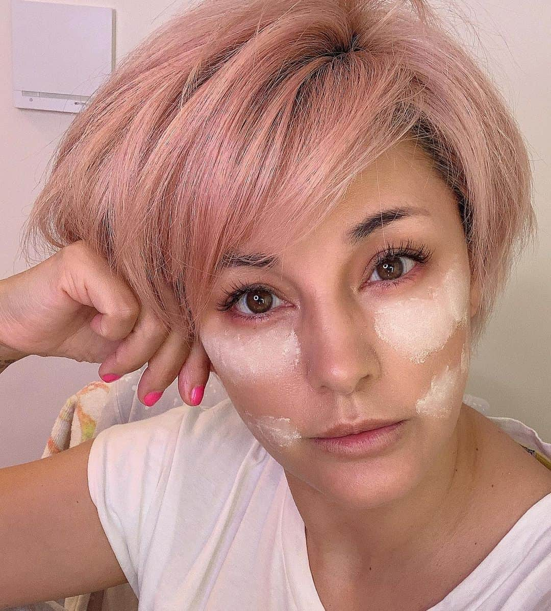 梅宮アンナさんのインスタグラム写真 - (梅宮アンナInstagram)「立体的なメイク🌟🌟 cheekを目立たせるやり方は。。 コントールメイク🌟  私は、このメイクのやり方が好きなんだ😊💋😘😍 光と陰🌟  ベーキングパウダーって呼ばれるパウダーを目の下辺りに付けて置きます。  放置しながら、他をやります。  放置する時間が長いほど、効き目があります。  そして、  茶色を使って、  フェイスラインに影をつける。  cheekに使うのと、同じモノを使っています。  茶系と、ピンクをMIXしていて。  目の下などに付いているパウダーは、  ルーセントパウダー @kyliecosmetics です。  普通のパウダーより、  もう少し軽いモノ。  わたしの、肌には、真っ白より、  すこし黄色が入ったカラーです。  ナチュラルな、色を選んでいます。  肌の色によって、皆それぞれ違うからね😊  今日の唇💋  @kyliecosmetics と  @buxomcosmetics  をMIX💋💋💋💋 #makeup」7月30日 22時51分 - annaumemiya