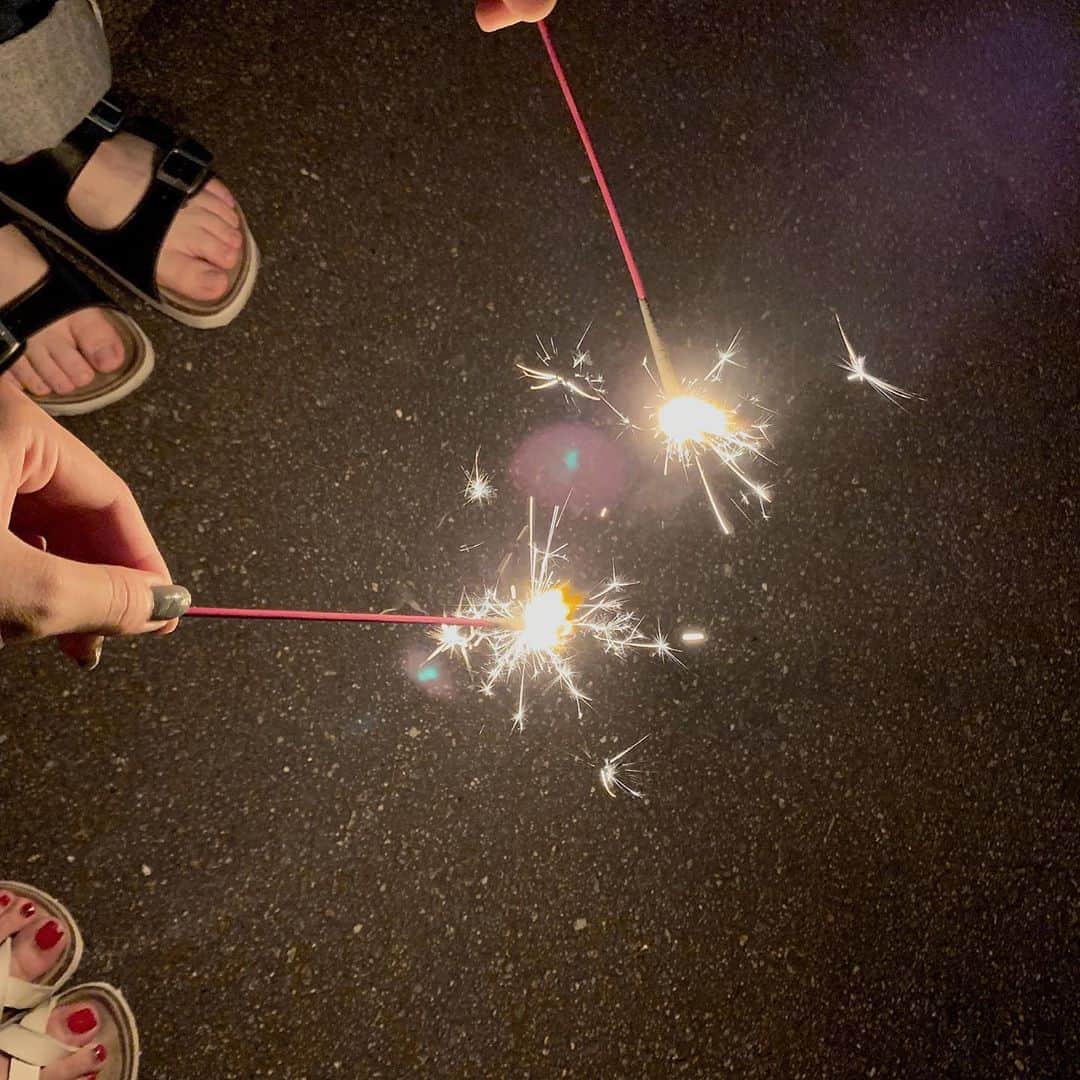 のインスタグラム：「. . もうこんな季節🎇 . 手持ち花火もいいね☺︎ 今年は花火大会いけるかなぁ…🥺💗 . #夏休み #summervacation #花火 #hanabi #夏」