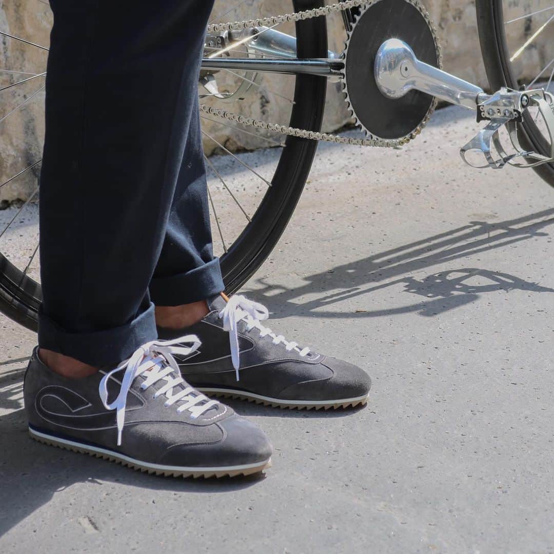 コルテさんのインスタグラム写真 - (コルテInstagram)「With his aerodynamic shape, the Eddy sneakers is highlighted by a curved and elongated C evoking both Corthay and the silhouette of a cyclist driven by speed. En route to victory! 🏆🚴‍♂️ • • #Corthay #Paris #Eddy #Sneakers #Bike #TheFinestShoes  #LaCouleurCestCorthay」7月30日 23時07分 - maison_corthay
