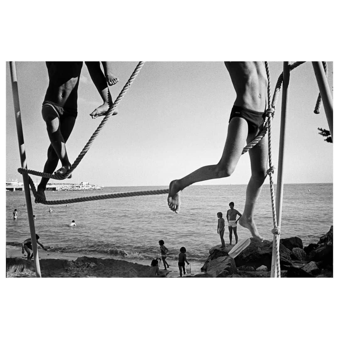 Magnum Photosさんのインスタグラム写真 - (Magnum PhotosInstagram)「New on the Magnum Shop: just in time for the summer, we have added a new curation of posters to capture the long, lazy days and laidback mood. Available now on shop.magnumphotos.com. . PHOTO: Beach of Foncillon. Royan. Charente-Maritime department. France. August, 1982. . © #JeanGaumy/#MagnumPhotos」7月30日 23時00分 - magnumphotos
