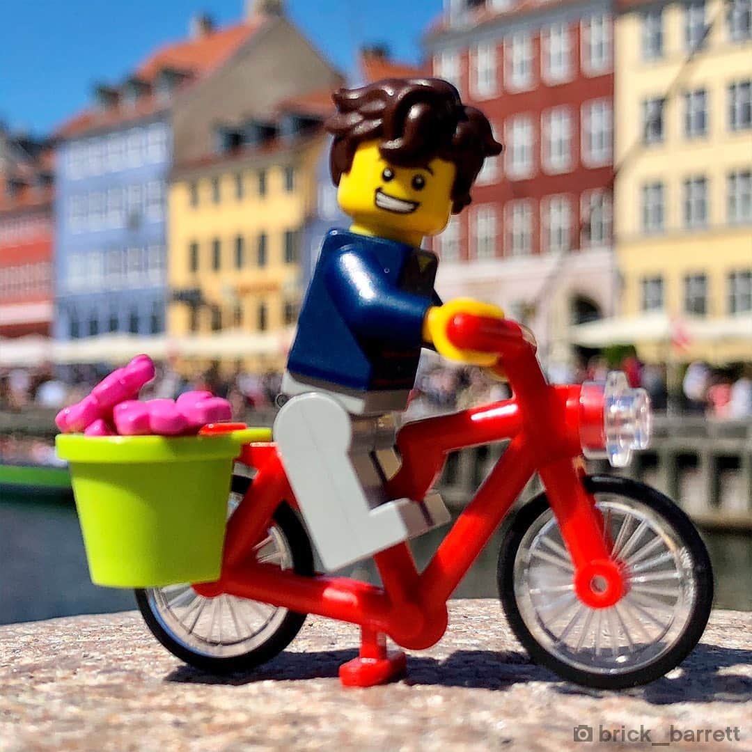 LEGOさんのインスタグラム写真 - (LEGOInstagram)「Minifigures around the world 🌍 What have you been up to this #summer? ☀️ #LEGO #vacation #ugc Thanks to @berksg, @brickbarrett, @MTRBYW, and @thebjjgirl.」7月30日 23時01分 - lego