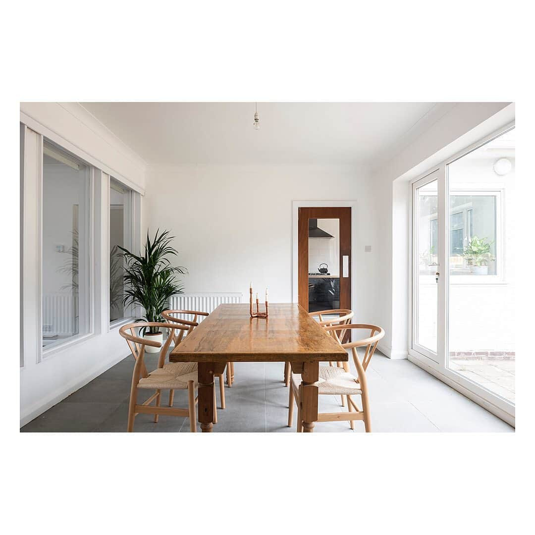 The Modern Houseさんのインスタグラム写真 - (The Modern HouseInstagram)「#forsale a beautifully proportioned mid-century house in Kent with an original open-tread staircase. Click the link in our bio to see the sales listing.」7月30日 23時02分 - themodernhouse