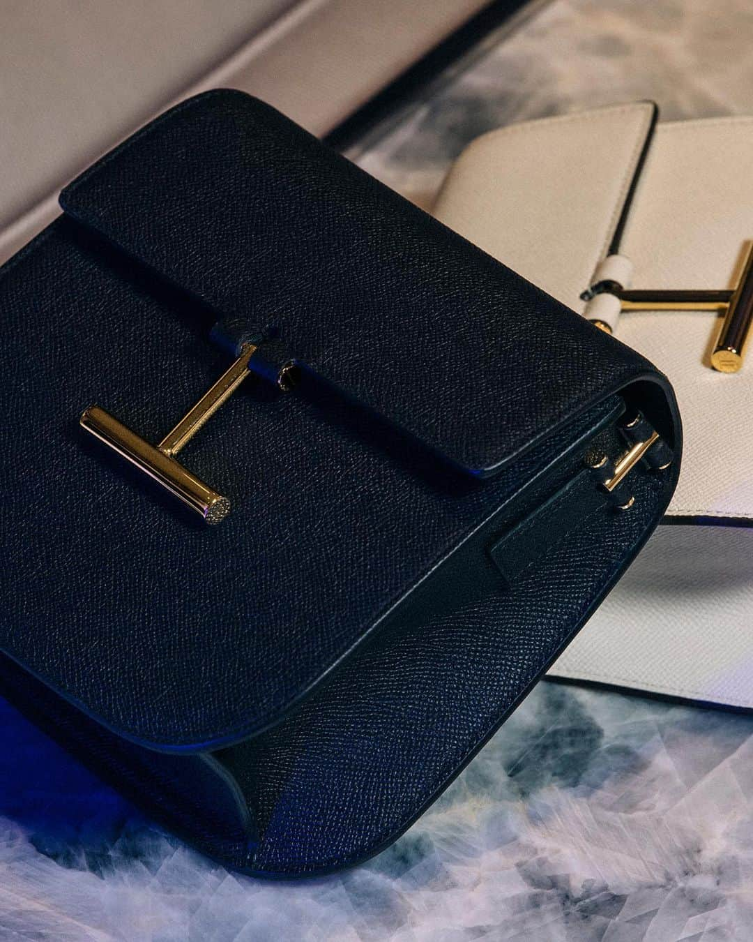 トムフォードさんのインスタグラム写真 - (トムフォードInstagram)「The iconic Tara Crossbody Bag in a miniature size. #TOMFORD」7月30日 23時04分 - tomford