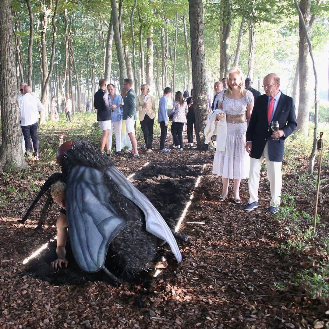 VICEさんのインスタグラム写真 - (VICEInstagram)「Commerce Secretary Wilbur Ross and his wife attended some fancy avant-garde art event in the Hamptons this weekend, where Ross, as you can see, watched a man wrestle a giant fly in the dirt.  The commerce secretary has gained some notoriety for falling asleep mid-meeting, but he was decidedly not asleep during this man-fly wrestling match.  Link in bio for more. 📸: Sonia Moskowitz/Getty Images」7月30日 23時06分 - vice