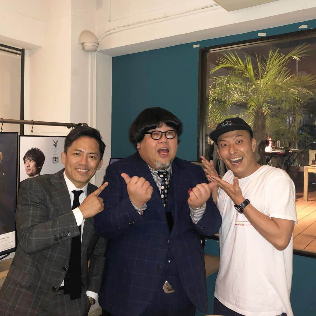 野村忠宏さんのインスタグラム写真 - (野村忠宏Instagram)「50歳の誕生日おめでとう🎂 ワイワイ楽しい誕生日パーティーでした。15年来のお付き合いで、友人としてもスーツの仕立て屋さんとしても信頼している大切な仲間です。 #コニーさん #ビスポークテイラーDMG #オーダースーツ #仕立て屋 #誕生日 #50歳 #なぜかおかっぱカツラ」7月30日 23時08分 - nomura60kg