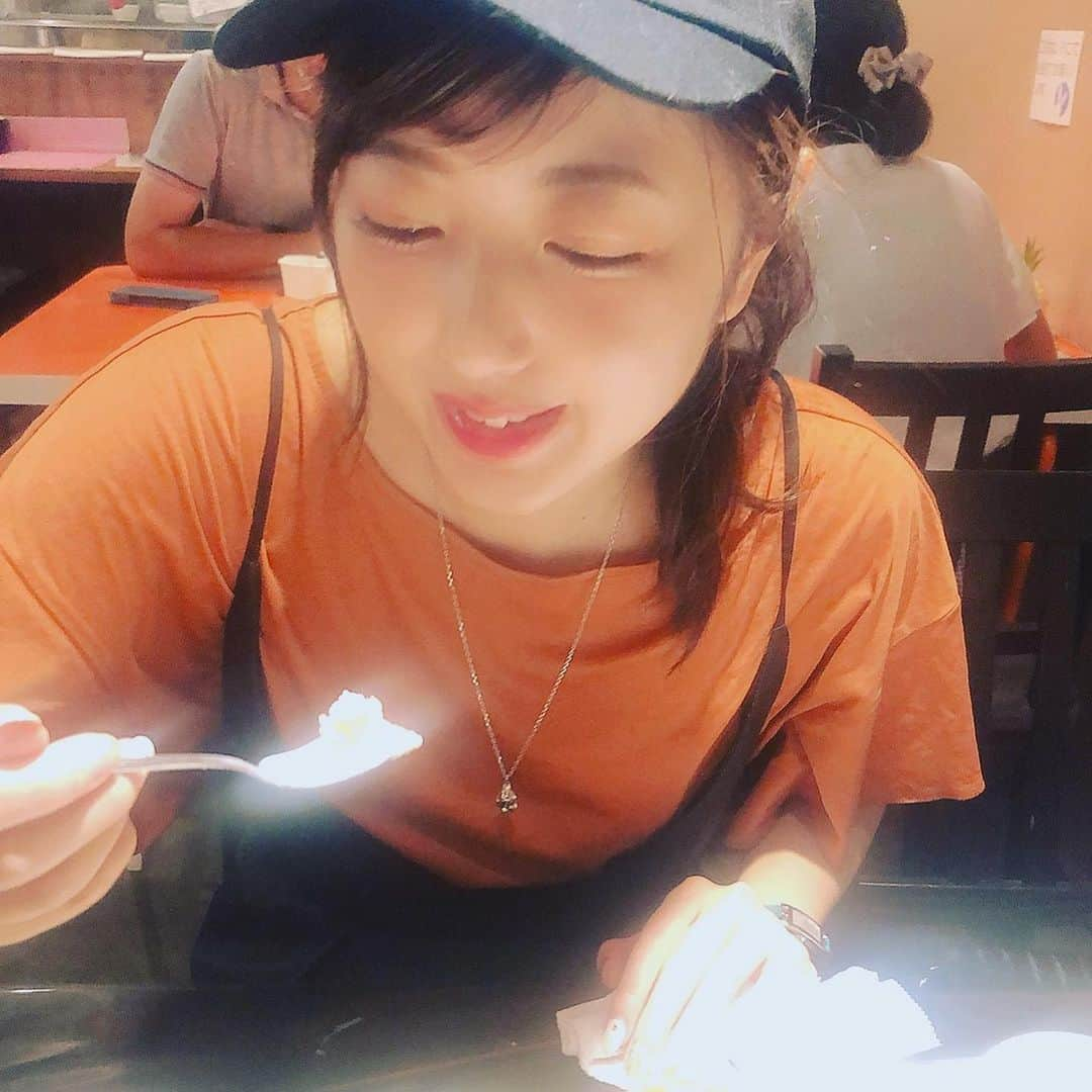 栗山夢衣さんのインスタグラム写真 - (栗山夢衣Instagram)「もうかき氷食べ過ぎて 掲載が追いつかない🤯 . 本日の #かき氷 は 桜新町にある #雪うさぎ さんです🍧 . ずっと前から行きたくて 免許取れたし車で行ってみました！🚗 . まず並ぶところが 屋根があるし椅子があるしお水もあって とても親切〜〜〜😭 . 私が行った時は 3組待ちだったので あっという間に店内に入れました！ . メニューは #塩キャラメルグラノーラ をチョイス❤️ . #雪菓 で食べた 塩キャラメルバニラが忘れられなくて…🤤 . 先にお会計をして あたたかいお茶をいただきながら かき氷を待ちました🍧 . 運ばれてきた氷は ボリューム満点！ . ふわふわ氷に ほろ苦さもある甘いキャラメルソースと ミルクの甘さを引き立ててくれる塩 グラノーラの食感 濃厚クリーム 全てが合わさって 最強のかき氷でした🤤💕 . 食べたいメニューがまだまだあったので また近いうちに行こうと思います🏃‍♀️ . ちなみにこちらのメニュー 850円！と ほかのお店と比べて お得な印象でした！ .  #かきごおりすと #かきごーらー #かき氷修行中 #かき氷おばさん #かき氷マニア #かき氷部 #かき氷巡り #かき氷研究所 #かき氷好き #かき氷食べ歩き #かき氷食べたい #かき氷好きな人と繋がりたい #かき氷大好き」7月30日 23時11分 - kuriyamamui