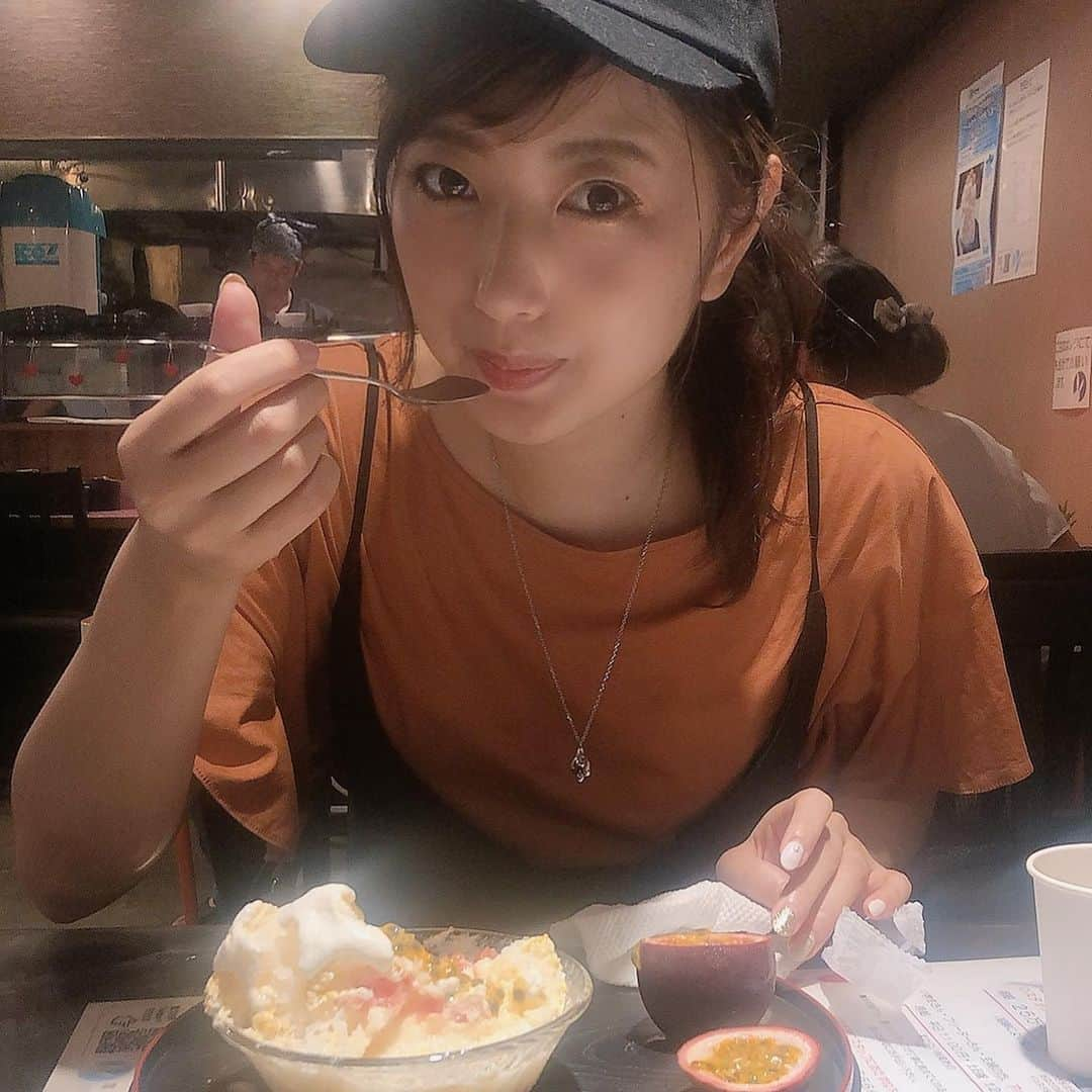 栗山夢衣さんのインスタグラム写真 - (栗山夢衣Instagram)「もうかき氷食べ過ぎて 掲載が追いつかない🤯 . 本日の #かき氷 は 桜新町にある #雪うさぎ さんです🍧 . ずっと前から行きたくて 免許取れたし車で行ってみました！🚗 . まず並ぶところが 屋根があるし椅子があるしお水もあって とても親切〜〜〜😭 . 私が行った時は 3組待ちだったので あっという間に店内に入れました！ . メニューは #塩キャラメルグラノーラ をチョイス❤️ . #雪菓 で食べた 塩キャラメルバニラが忘れられなくて…🤤 . 先にお会計をして あたたかいお茶をいただきながら かき氷を待ちました🍧 . 運ばれてきた氷は ボリューム満点！ . ふわふわ氷に ほろ苦さもある甘いキャラメルソースと ミルクの甘さを引き立ててくれる塩 グラノーラの食感 濃厚クリーム 全てが合わさって 最強のかき氷でした🤤💕 . 食べたいメニューがまだまだあったので また近いうちに行こうと思います🏃‍♀️ . ちなみにこちらのメニュー 850円！と ほかのお店と比べて お得な印象でした！ .  #かきごおりすと #かきごーらー #かき氷修行中 #かき氷おばさん #かき氷マニア #かき氷部 #かき氷巡り #かき氷研究所 #かき氷好き #かき氷食べ歩き #かき氷食べたい #かき氷好きな人と繋がりたい #かき氷大好き」7月30日 23時11分 - kuriyamamui