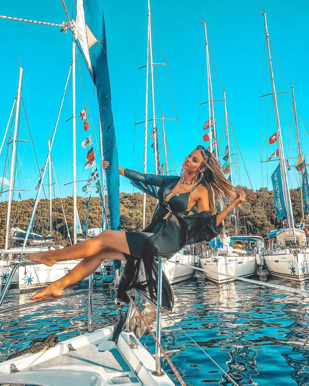 Keelaのインスタグラム：「Två sekunder senare låg jag i vattnet med kläderna på 🙃🐳」