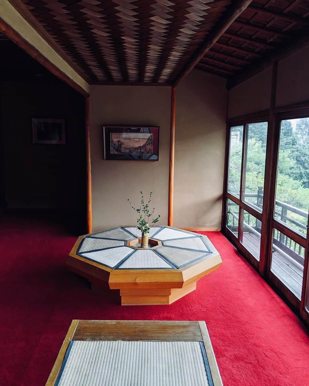 Joeさんのインスタグラム写真 - (JoeInstagram)「Vintage hotel and great hospitality in Gero Onsen, Gifu.  広大な自然に囲まれた1931年創業、岐阜県下呂市に位置する老舗旅館「湯之島館」にて。スターライトと名付けたカラオケルームやダンスホール（4階）、ビリヤードや卓球（5階）とレトロな娯楽スペースが充実した昭和初期の貴重な施設。木造3階建ての本館は登録有形文化財にも指定されてるそうで、昭和33年には昭和天皇が宿泊したことでも話題に。和洋のレトロな様式が混在したなんとも言えない雰囲気。次は雪の季節に訪れます。ありがとうございました。 #湯之島館 #下呂温泉 #岐阜  And thank u so much for all birthday messages xxx」7月30日 23時12分 - joe_tokyodandy