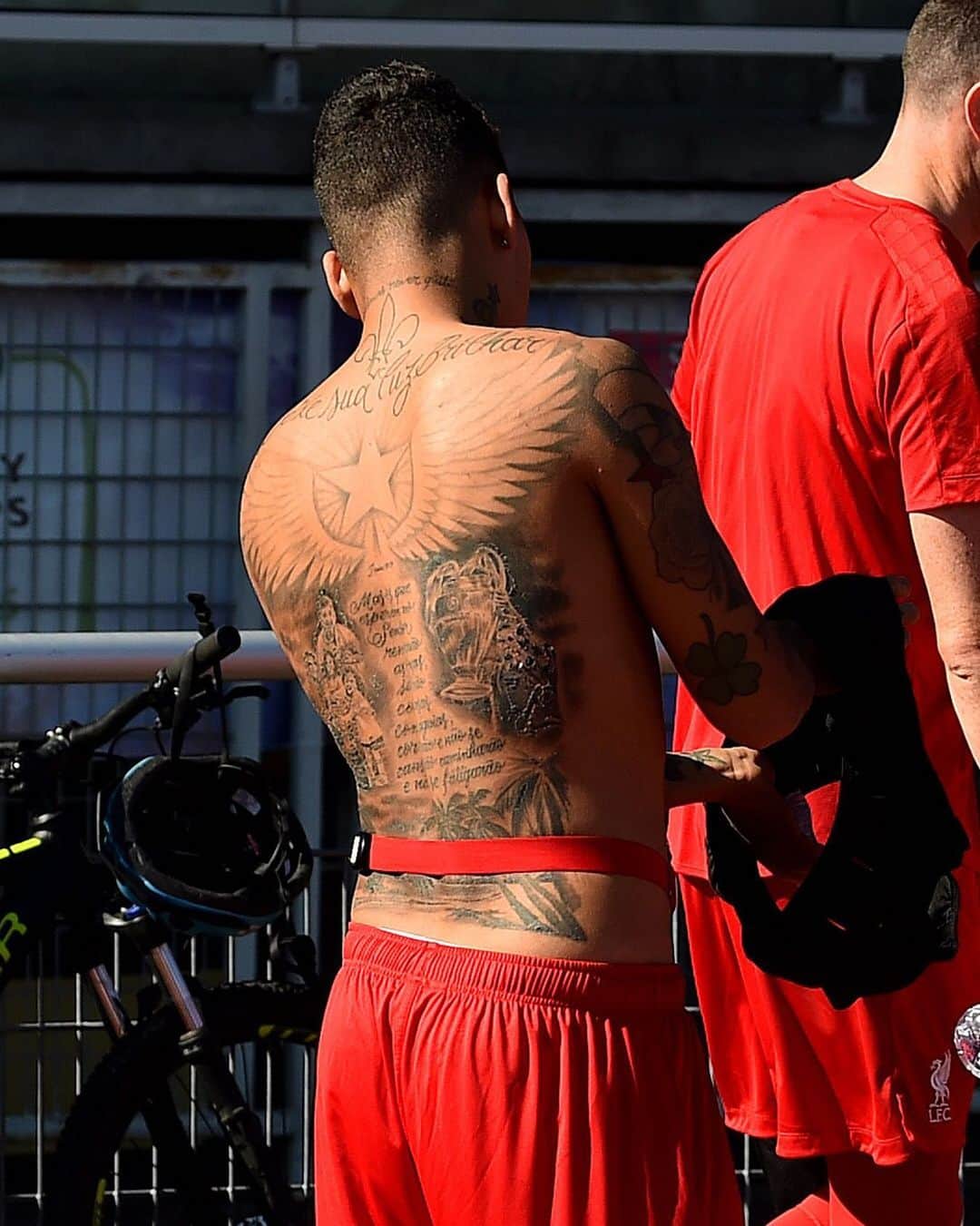 リヴァプールFCさんのインスタグラム写真 - (リヴァプールFCInstagram)「Bobby’s new ink 😍🏆 #LFC #LiverpoolFC #Liverpool #LFCPreSeason #Firmino #Tattoo」7月30日 23時13分 - liverpoolfc