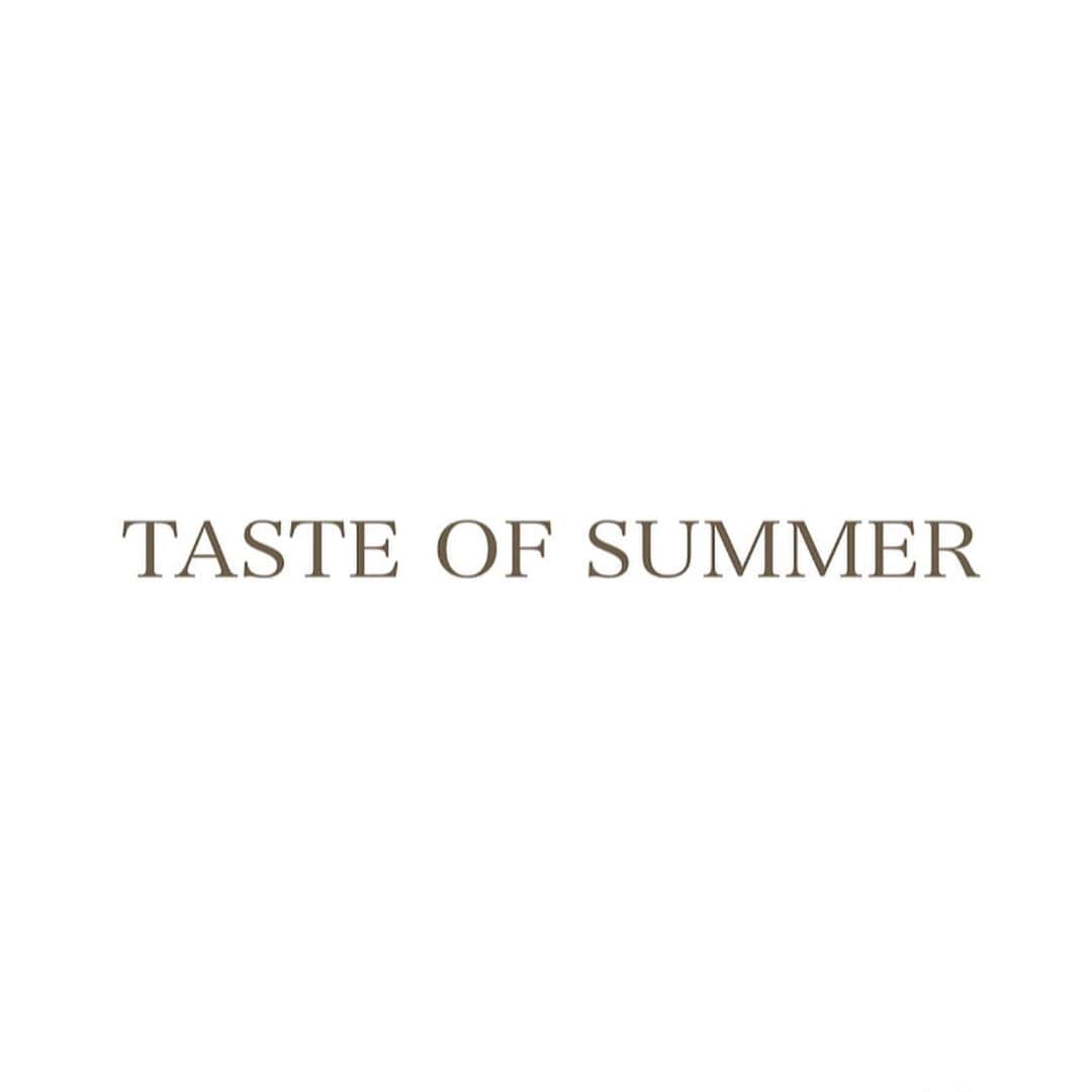 のインスタグラム：「_______ ✔️ . 梅雨明けして悟った “TASTE OF  SUMMER" は ポカリでした😅 . 「今日熱中症になりかけてポカリがぶ飲みしたよ」の流れから、#一色紗英 がCMに出るって！と話題が移り。。 . 一色紗英といえばポカリのCM！ (たぶん昭和生まれの人しか知らない 笑) . 彼女のインスタはだいぶ前からフォローしています。 気負わずいつも自然体、どこか余裕を感じるので、 いい歳の取り方をしているなぁと思いながら見ています。 そして42歳の今も変わらず綺麗。 . 今夜はポカリのCMを何度もリピートして見てしまった。 . 特にこれは綺麗で可愛くてみずみずしくてヘルシーで 楽曲も相まって爽やかな気分にさせてくれる🐋 . . #pocarisweat  #tasteofsummer .」