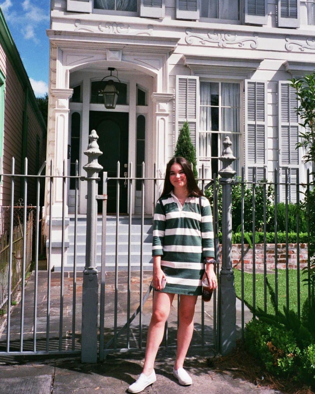 ランドリー・ベンダーのインスタグラム：「me with a random house I loved in the garden district hehe 🏘」