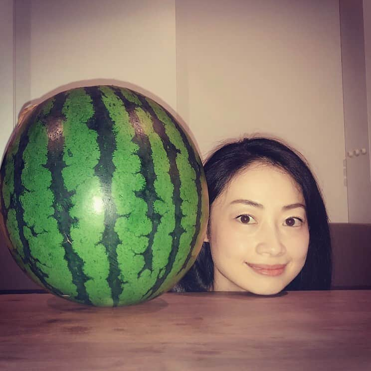 肘井美佳さんのインスタグラム写真 - (肘井美佳Instagram)「July is ending...Hello, SUMMER! In summer, a watermelon comes to my mind and home! 梅雨明けしてついに夏が本気出してきますね！ 夏といえば…スイカ！がおうちに来ました！おおおおおおおおきい！  #watermelon #huge #summer #鳥取の大栄スイカ #スイカと生首 #お化け屋敷 #どんな8月になるかな」7月31日 10時09分 - mikahijii