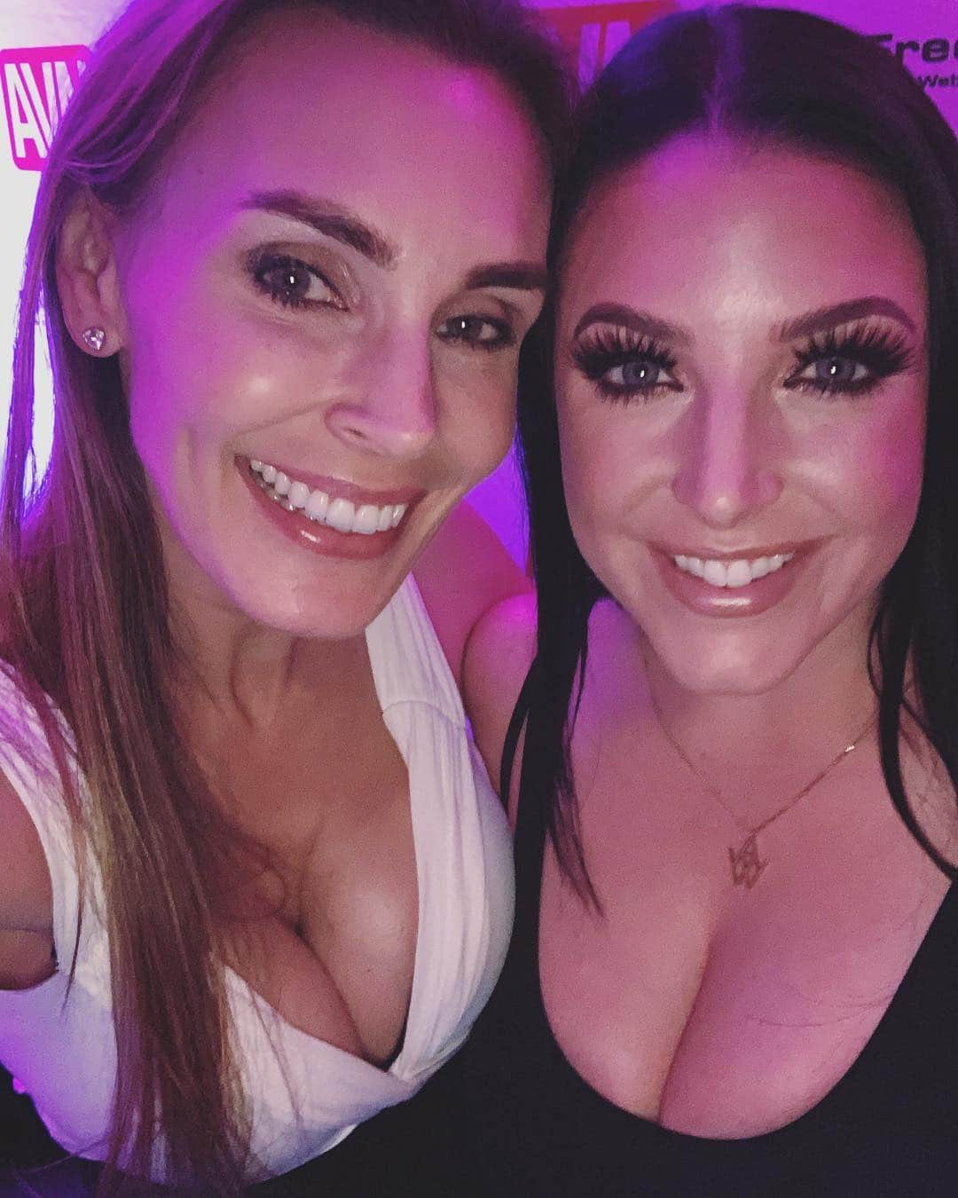 ターニャ・テイトさんのインスタグラム写真 - (ターニャ・テイトInstagram)「Simply comment with the first thing that comes into your head 🥰😆☺️👇🏼 .... .... #tanyatate #angelawhite #avn #avnhouseparty」7月31日 8時40分 - tanyatate