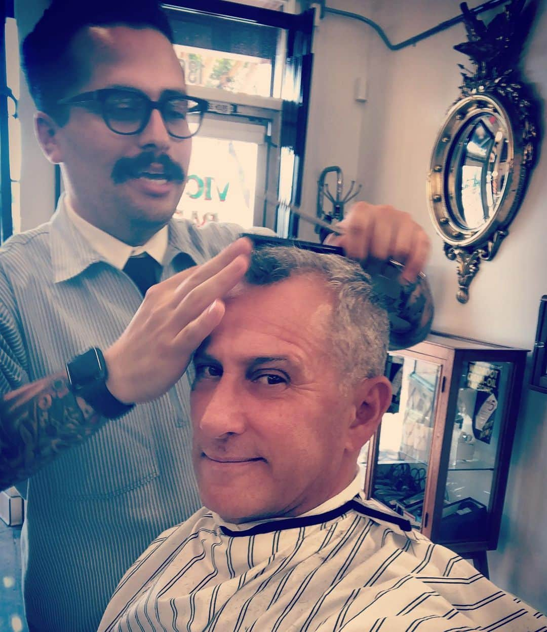 アダム・シャンクマンさんのインスタグラム写真 - (アダム・シャンクマンInstagram)「@victory_barber_company The best barber in the world at figuring out how to turn my 24 remaining hairs into something to dance about. Go see Arya. The muther effer is a bonafide miracle worker. AND SO REASONABLE....in every way!」7月31日 8時43分 - adamshankman