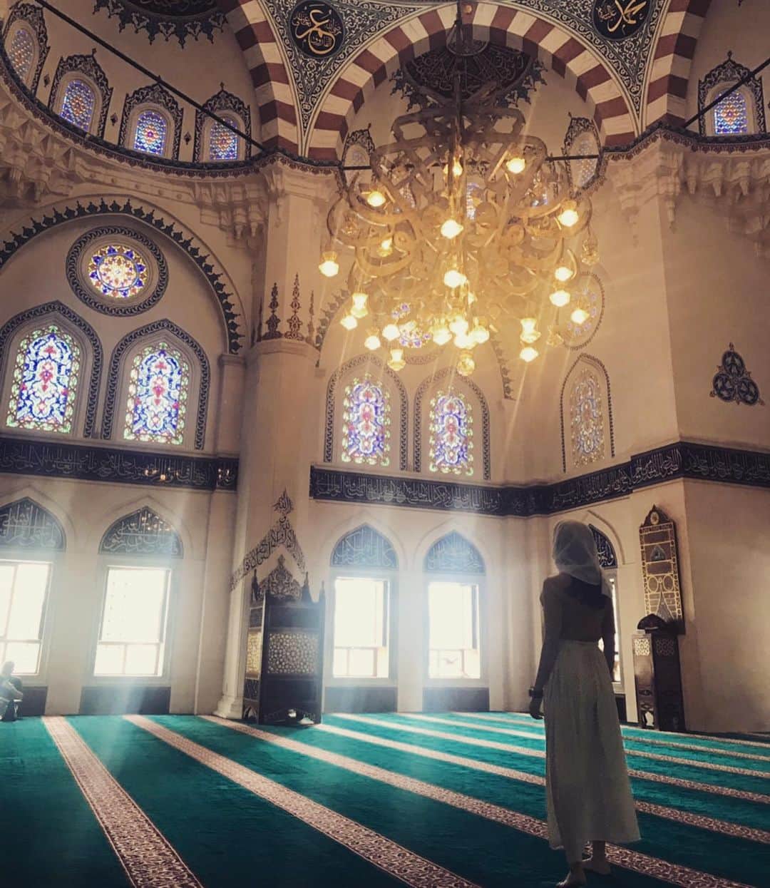 中林美和さんのインスタグラム写真 - (中林美和Instagram)「こんなに素敵な場所があるなんて！ ずっと東京にいるのに知らなかった！  ブルーのステンドグラスに繊細な装飾。 厳粛な雰囲気。 美しいモスクで心が洗われました。  #アジア最大のモスク#トルコ#礼拝堂#なんて美しい #東京ジャーミイ」7月31日 8時52分 - miwanakabayashi