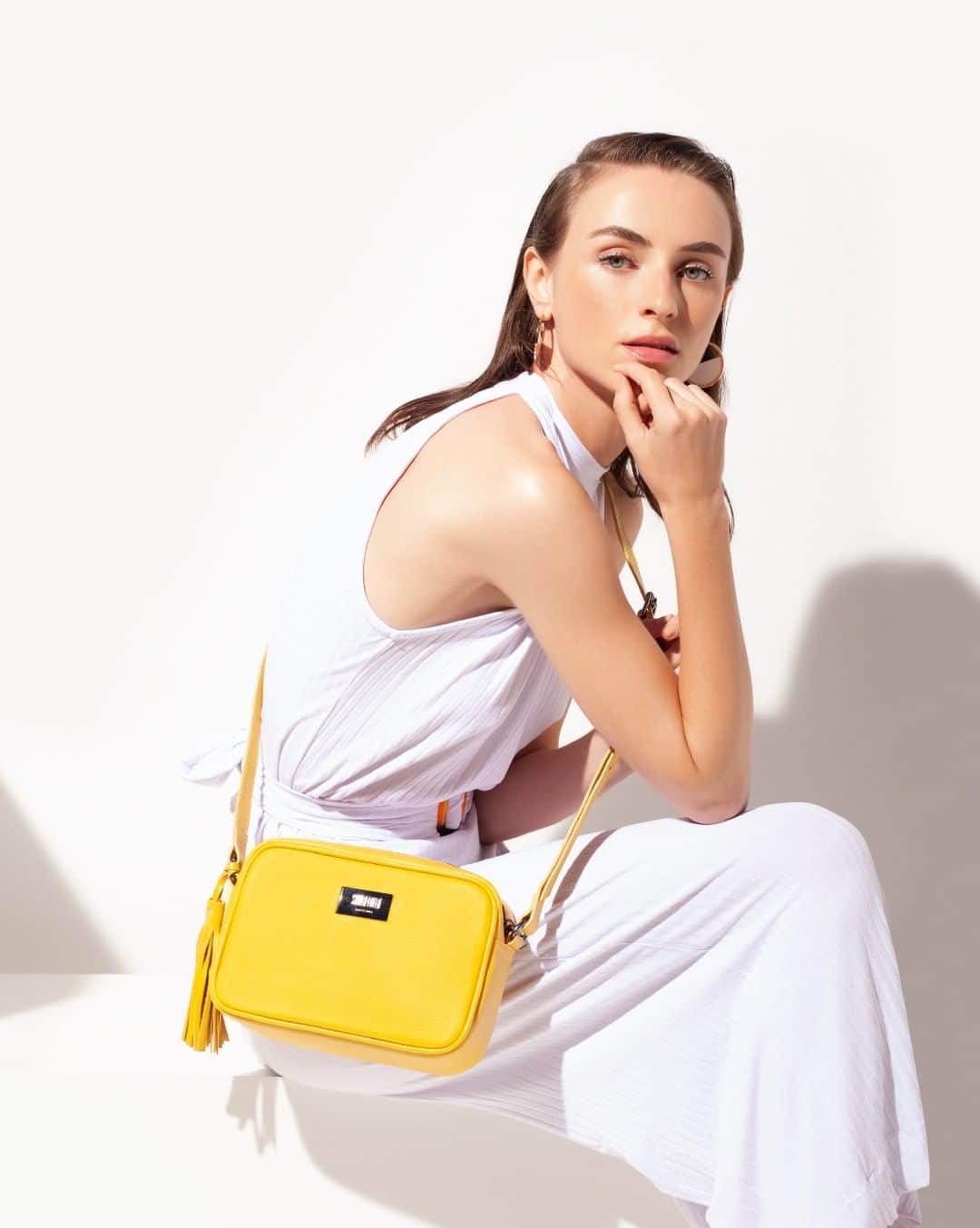 Santa Lollaさんのインスタグラム写真 - (Santa LollaInstagram)「A bolsa tiracolo amarela finaliza o look com muito estilo e praticidade. [ 0452.1F3E.0004.026B | R$279,90 ] #santalollaverao20 #SLHandbags #yellow #bagoftheday」7月31日 9時01分 - santa_lolla