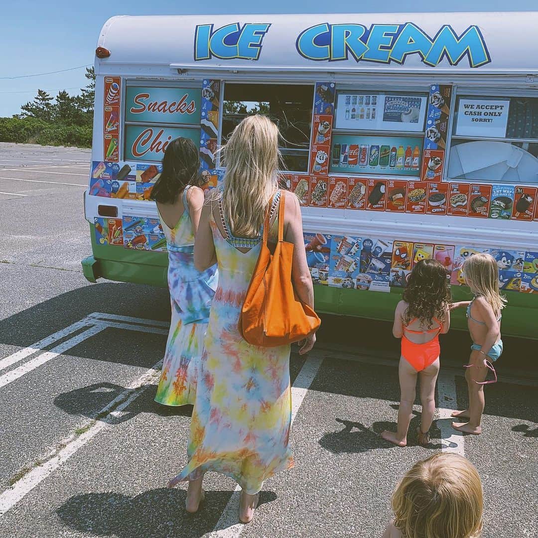 ダニジョーのインスタグラム：「We all scream for ice cream 🍦 ❤️✨🌈 tap to shop our summertime staples」