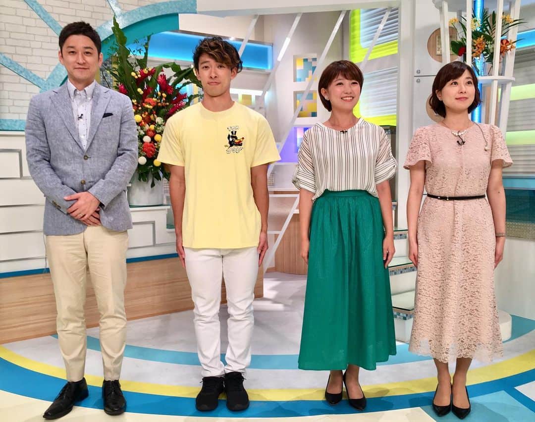 のインスタグラム：「綺麗に身長順になったので 4人並んでみました👬👭‼️ 今日も猛烈な暑さになりそう。 🌞のち☁️ 午前は晴れますが午後はくもりで 山沿いを中心ににわか雨や雷雨のおそれが。 午後洗濯物を干している際は気をつけてください。  予想最高気温 福岡 北九州 は34度 筑豊 筑後は 35度‼️ 日差しの暑さも強烈になりそうです。  衣装 森アナ #hanabishi 岡くん 上 #baybrook」