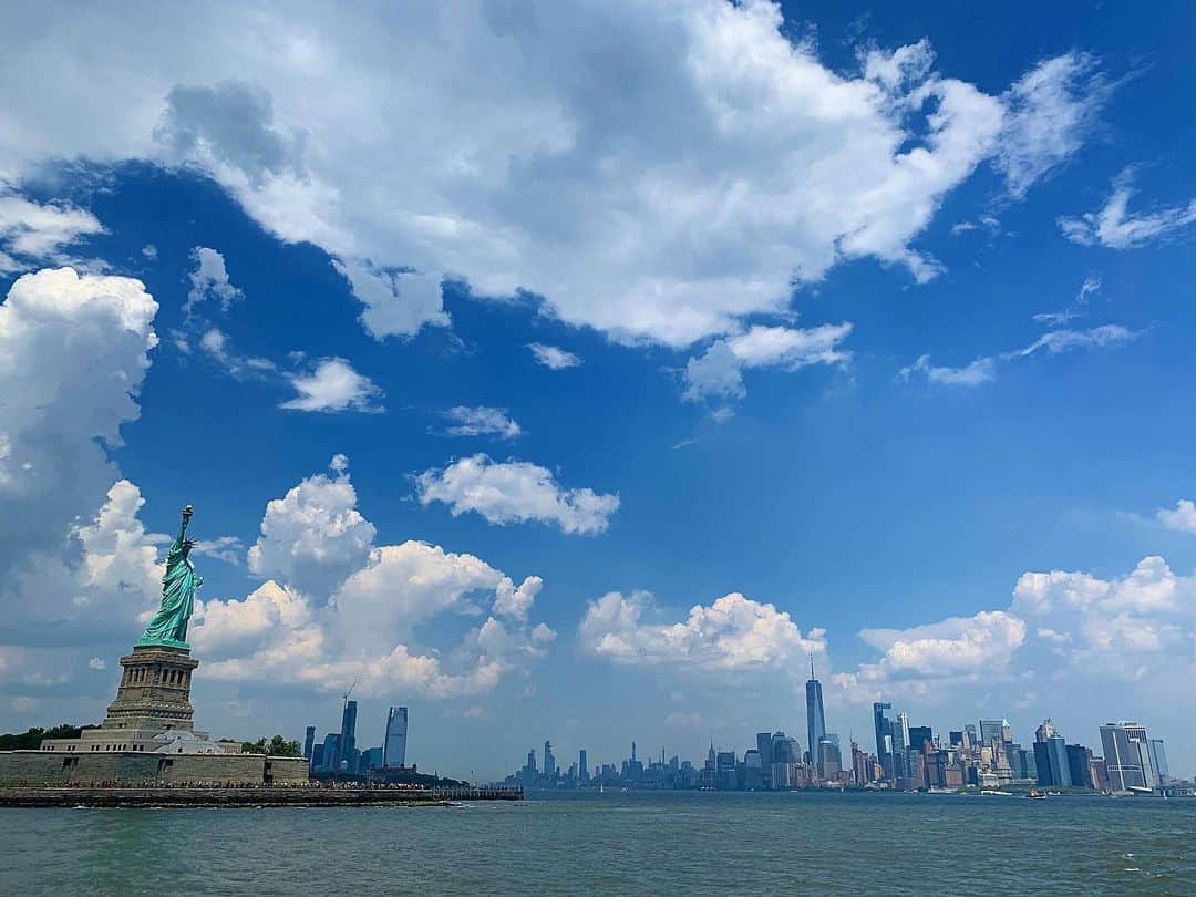 スパガのインスタグラム：「Concrete jungle where dreams are made of🗽👄 #statueofliberty #manhattan」