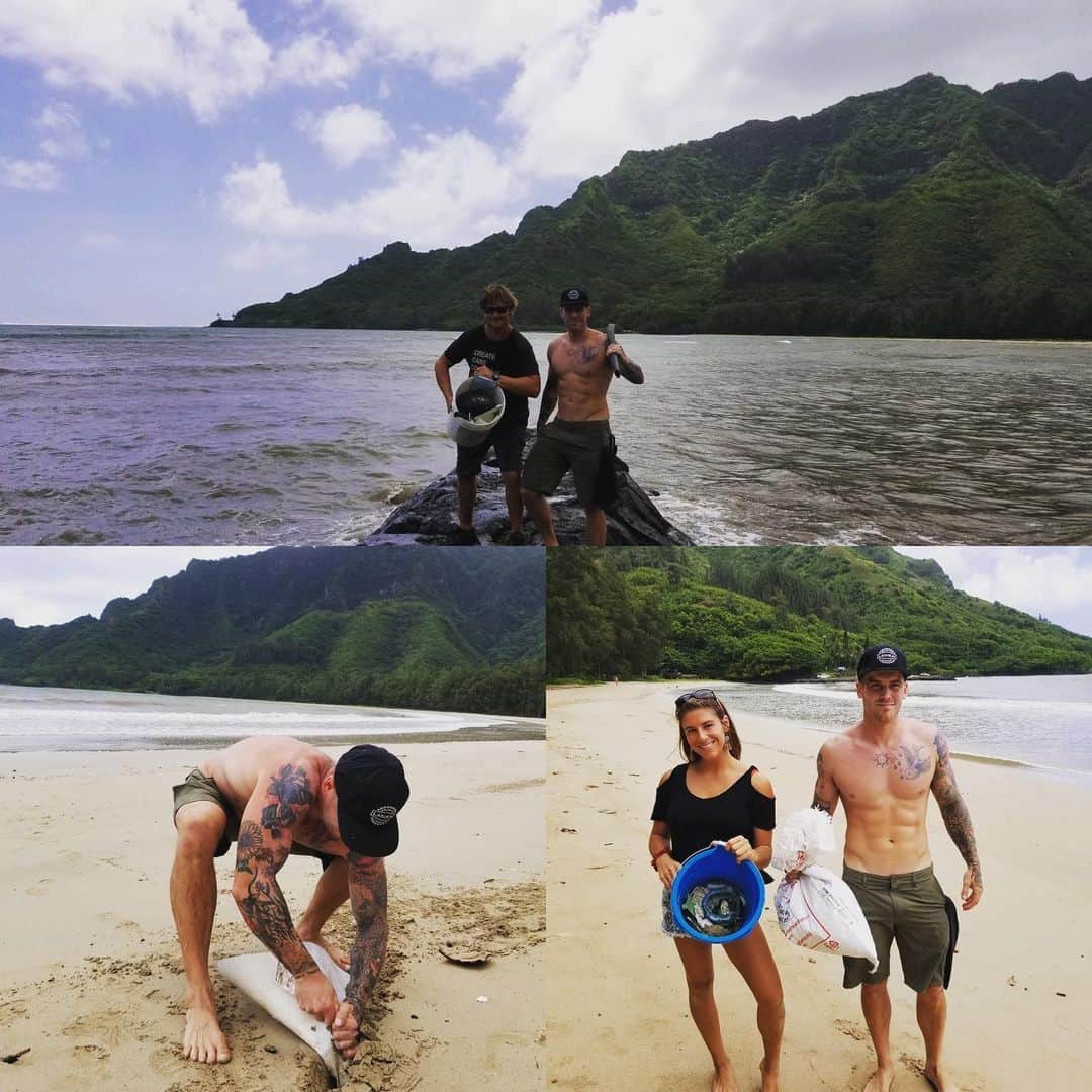 ザッキー・ヴェンジェンスのインスタグラム：「Still plenty of work to be done everyday. ♻️🌎🐢🐳🐬🐟🐠 #Oahu #kahanabay  #beachcleanup #absfordays #tattoos #marinedebris #ocean #marinelife #fitness #beachboy #noshirt」