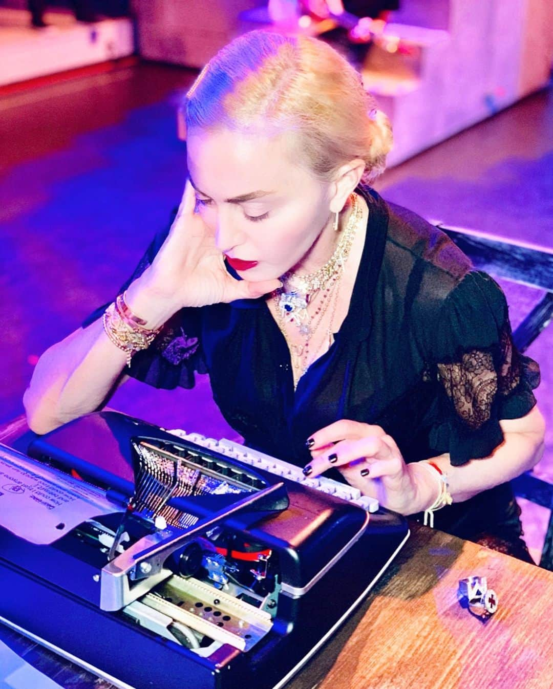 マドンナさんのインスタグラム写真 - (マドンナInstagram)「Madame ❌. Is a typist.....:.::::..:.,:....... #rehearsals #madamex」7月31日 9時18分 - madonna