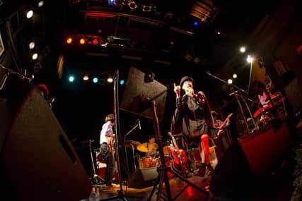 カジヒデキさんのインスタグラム写真 - (カジヒデキInstagram)「一昨日は「GOTH ROMANCE TOUR」ファイナル @www_shibuya でした！いつもツアーやライブは楽しいですが、今回のツアー、そして最終日の渋谷の興奮と熱狂は非常に大きなものがありました！おとぎ話+堀江博久君とのバンドが正に充実期に入り、その勢いが、ついてきて下さるお客さんの熱意を一気に解放させたという事でしょうか。本当に楽しいライブが出来て今も感動しています！来て下さった皆さん、ありがとうございました。心から感謝の気持ちを贈ります。そしてゲストの中川理沙さん、おとぎ話のみんな、堀江くん、スタッフの皆さん、本当にありがとうございました！この勢い、持続させていきましょう。 この素敵な写真の数々は @yukiko_ono さん撮影。ユッコさん、いつも素晴らしい瞬間をありがとう！ ・ #カジヒデキ #堀江博久 #おとぎ話 #中川理沙 #gothromance #ゴスロマンス #ツアー #ファイナル」7月31日 9時24分 - hideki_kaji