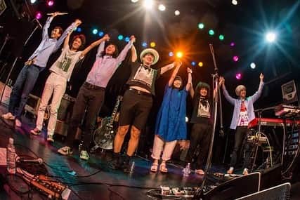 カジヒデキさんのインスタグラム写真 - (カジヒデキInstagram)「一昨日は「GOTH ROMANCE TOUR」ファイナル @www_shibuya でした！いつもツアーやライブは楽しいですが、今回のツアー、そして最終日の渋谷の興奮と熱狂は非常に大きなものがありました！おとぎ話+堀江博久君とのバンドが正に充実期に入り、その勢いが、ついてきて下さるお客さんの熱意を一気に解放させたという事でしょうか。本当に楽しいライブが出来て今も感動しています！来て下さった皆さん、ありがとうございました。心から感謝の気持ちを贈ります。そしてゲストの中川理沙さん、おとぎ話のみんな、堀江くん、スタッフの皆さん、本当にありがとうございました！この勢い、持続させていきましょう。 この素敵な写真の数々は @yukiko_ono さん撮影。ユッコさん、いつも素晴らしい瞬間をありがとう！ ・ #カジヒデキ #堀江博久 #おとぎ話 #中川理沙 #gothromance #ゴスロマンス #ツアー #ファイナル」7月31日 9時24分 - hideki_kaji