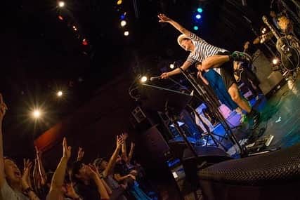 カジヒデキさんのインスタグラム写真 - (カジヒデキInstagram)「一昨日は「GOTH ROMANCE TOUR」ファイナル @www_shibuya でした！いつもツアーやライブは楽しいですが、今回のツアー、そして最終日の渋谷の興奮と熱狂は非常に大きなものがありました！おとぎ話+堀江博久君とのバンドが正に充実期に入り、その勢いが、ついてきて下さるお客さんの熱意を一気に解放させたという事でしょうか。本当に楽しいライブが出来て今も感動しています！来て下さった皆さん、ありがとうございました。心から感謝の気持ちを贈ります。そしてゲストの中川理沙さん、おとぎ話のみんな、堀江くん、スタッフの皆さん、本当にありがとうございました！この勢い、持続させていきましょう。 この素敵な写真の数々は @yukiko_ono さん撮影。ユッコさん、いつも素晴らしい瞬間をありがとう！ ・ #カジヒデキ #堀江博久 #おとぎ話 #中川理沙 #gothromance #ゴスロマンス #ツアー #ファイナル」7月31日 9時24分 - hideki_kaji
