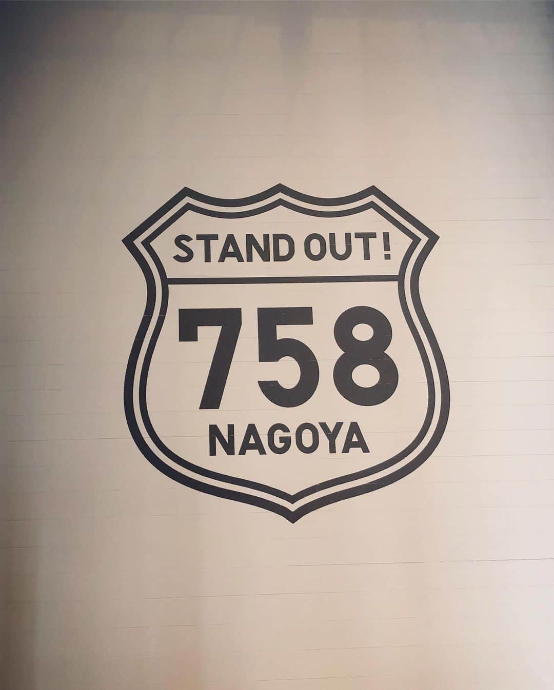 白木夏子さんのインスタグラム写真 - (白木夏子Instagram)「すごーい😳名古屋栄のロフト上にこーんなおしゃれなコワーキングスペース《NAGOYA INNOVATORS GARAGE》ができてた。 デザインはなんとDRAFTさんが手がけたそうで、HASUNAのブランディングもDRAFTさん。 嬉しい偶然🥺😆わーい」7月31日 9時25分 - natsukoshiraki
