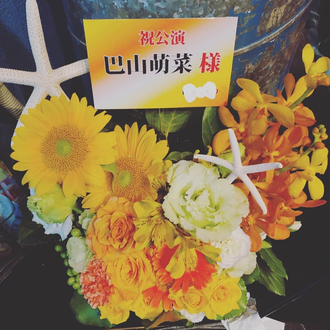 巴山萌菜さんのインスタグラム写真 - (巴山萌菜Instagram)「ワンマンライブVol.12 素敵なお花をありがとう🌻🌼🥀 #巴山萌菜 #もなもな会 #もな友」7月31日 9時29分 - mona_tomoyama