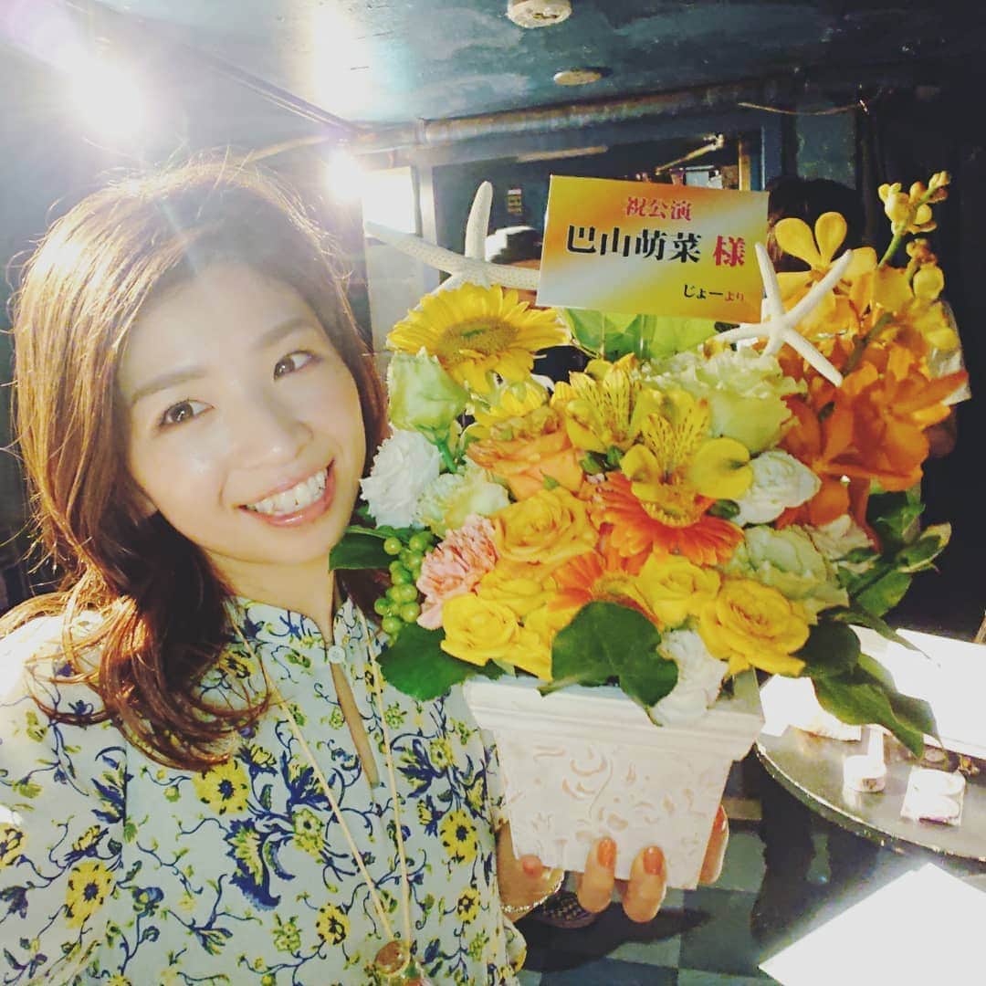 巴山萌菜さんのインスタグラム写真 - (巴山萌菜Instagram)「ワンマンライブVol.12 素敵なお花をありがとう🌻🌼🥀 #巴山萌菜 #もなもな会 #もな友」7月31日 9時29分 - mona_tomoyama