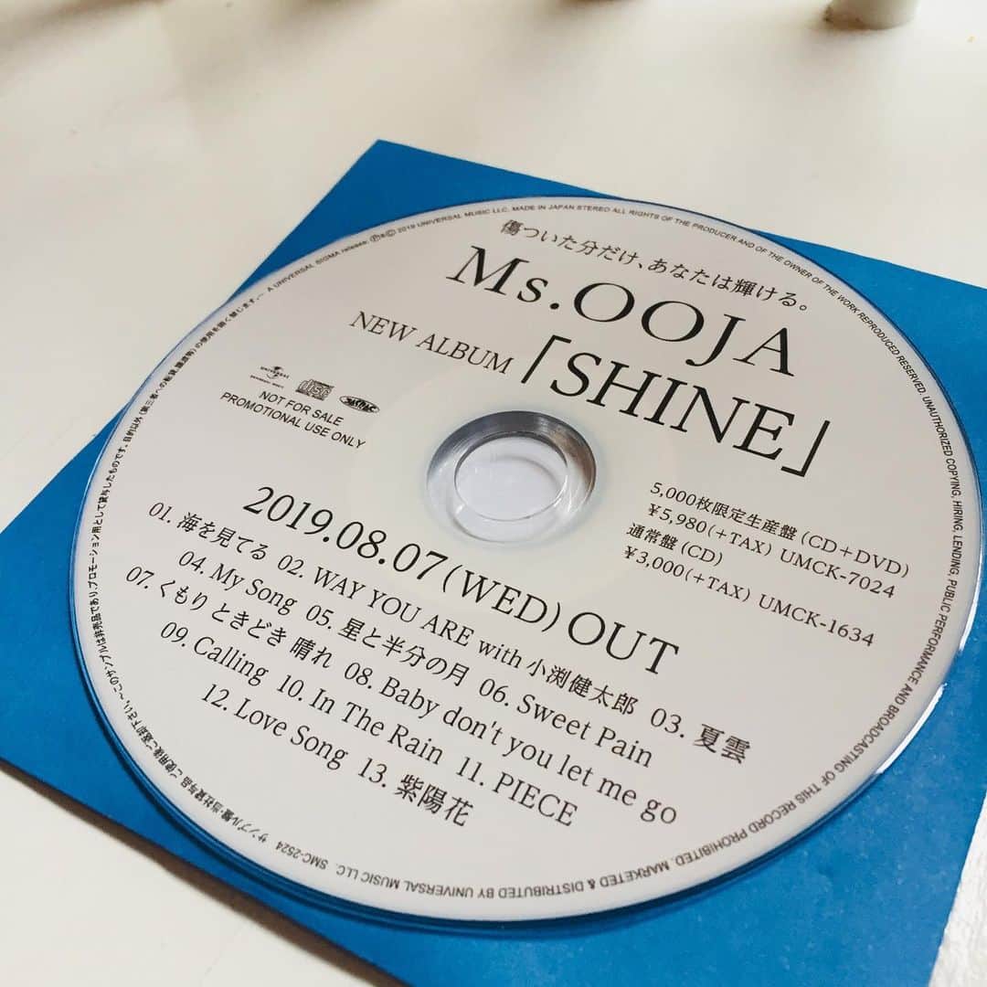 樫木裕実さんのインスタグラム写真 - (樫木裕実Instagram)「8月7日7th album SHINEを 発売するooja。 @msoojafaith  毎年作品を創り出していく過程をみていて 凄いなぁと思います。  一足先にalbum聴かせてもらいました。 美代子さんが出演していた映画 の主題歌くもりときどき晴れ も入ってるし、何と言っても おじゃがずっと念願だったという小渕健太郎さんに 曲を作っていただいたとその時の様子も トレーニング中に話を聞いていて 私も楽しみにしていました。 WAY YOU ARE 発売されたらこの曲で踊ります 😊  おじゃボディ 全く無理することなく どんどん綺麗になっていく。 その時々によって増減したり 痛みが出ていた身体も今は安定ボディ。  実家で久しぶりに体重計に 乗ったら体重は変わってないのに 体脂肪率がグッと落ちていて びっくりしたと教えてくれた。  計らずとも見た目で充分分かる。 体重が変わっていないのが私としては嬉しい。  先日続けてライブがあった時に 今までは背中、腰が重くなるのに お腹に支持感覚があったそうだ。 身体の使い方が身につくことで 歌う時も自然と使うところが変化する。 何より嬉しい。  私はシンガーのボディメイクが 1番繊細にやらなきゃいけないと思っています。 実はそれだけ難しいんです。  おじゃは歌う側として 私のメソッドをうまく融合しながらボディメイクを築いてくれています。  #msooja #shine #新アルバムリリース #ボディメイク #シンガーのボディメイク #樫トレ #8月7日発売 #studioc #樫木裕実 #カーヴィー #カーヴィーメソッド」7月31日 9時29分 - kashikihiromi