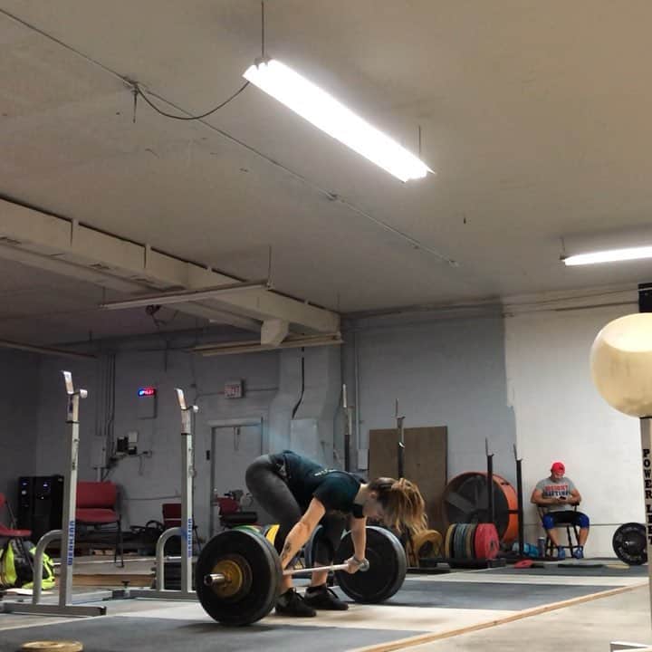 マッティ・ロジャーズのインスタグラム：「TRIPLESSSSS. I’m so so happy to be back into volume. The last few weeks have been “do just enough to survive through this meet & not make anything worse” and as you can imagine, that’s not very fun. I have a long couple weeks with a ton of reps ahead of me, but I’m SO pumped to be able to actually build now up to worlds. Back isn’t destroyed from this weekend (shout out to scratching) & I can attack this new cycle full force. LETS FUCKIN GO (we’ll revisit this optimism when I have my first 8’s tomorrow)」
