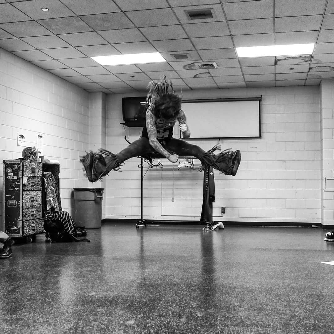 のインスタグラム：「A little pre-show Kung Fu! #robzombie #robfennphotography #kungfu」