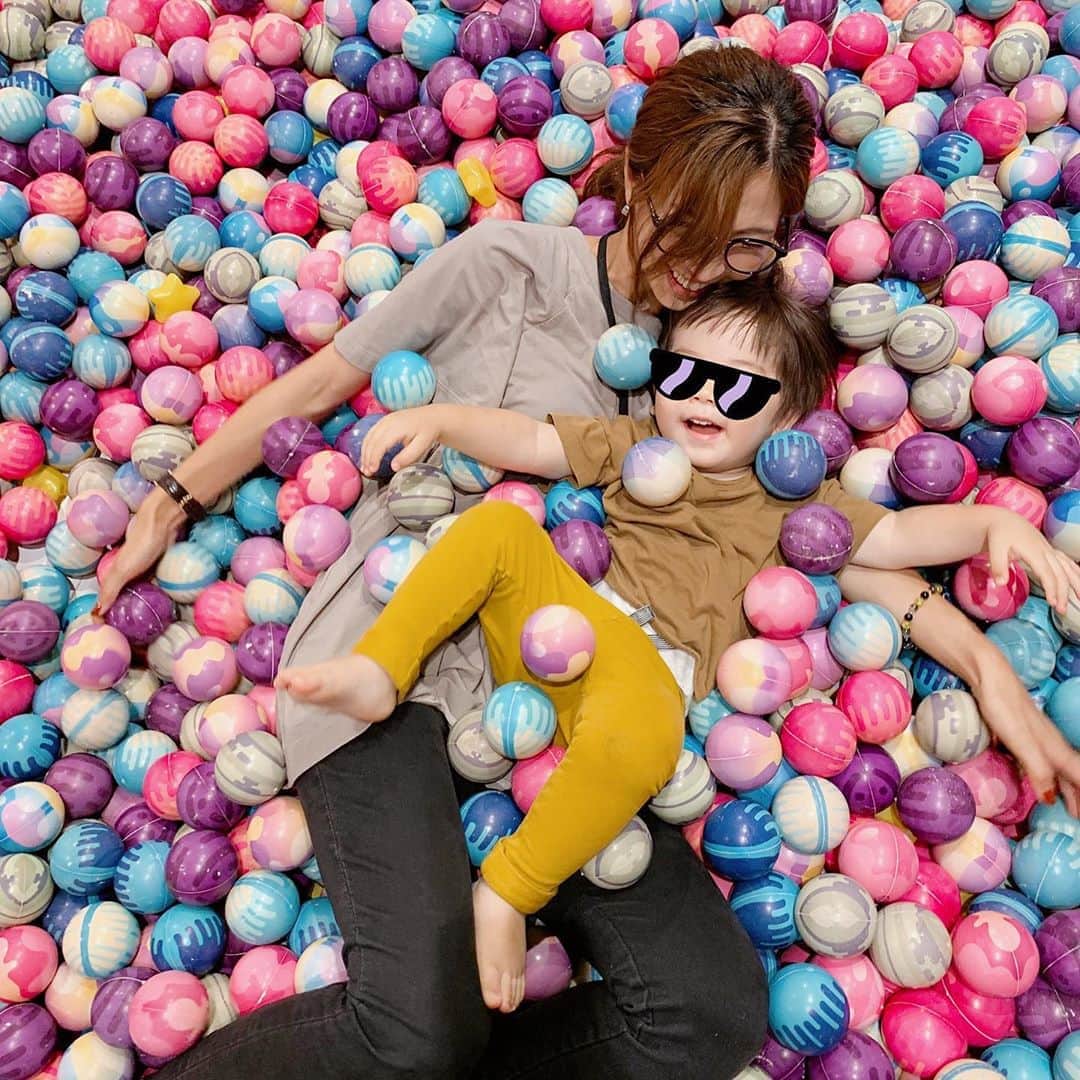 のインスタグラム：「先日、家族でPuChuへ行って来ました❤️ こどもの宇宙らしく、想像力かきたてられる✨嬉しそうな顔がいっぱいありました😊✨ 写真映えするとこも沢山あるし、フードコートも⭐️ こども中心の家族揃っての休日🌈刺激を沢山与えてあげれた気がします😊 . . . #instagood  #puchu #yokohama #asobil  #thanks」