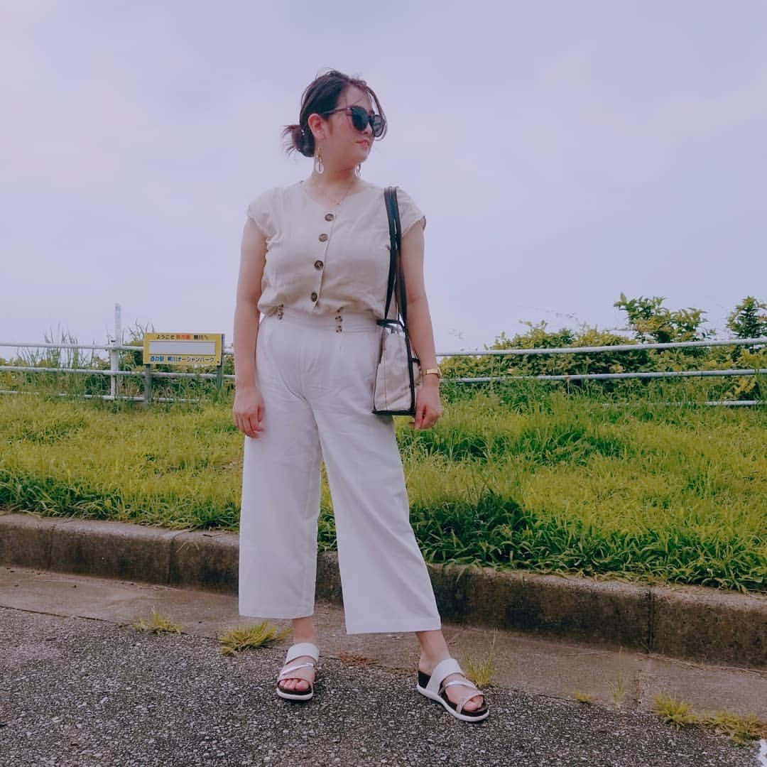 のインスタグラム：「． ． アベイルで小物以外は揃えました🙆✨ Lサイズでも結構入るので大満足✨ しかも今saleやってて500円くらい通常の値段から安くなってた～💕秋物もでてたし楽しみ✨ 値段はこのコーデで6000円いかなかったよ🙆 ． ． あと実はこの白パンツの下にガードル履いてます！ @glamour_princess_official でお買い求め頂けます！ めっちゃおすすめ✨しめるとこしめないとね🎵 ． ． Tops @gravail(Lsize) Pants @gravail(Lsize) Shoose @gravail(Lsize) ．  #ootd  #code #うさまりあ #ぽっちゃりモデル  #大きいサイズ #ぽっちゃりコーデ  #ぽっちゃり女子 #プラスサイズ #プチプラ #ラファーファ #グラマープリンセス」