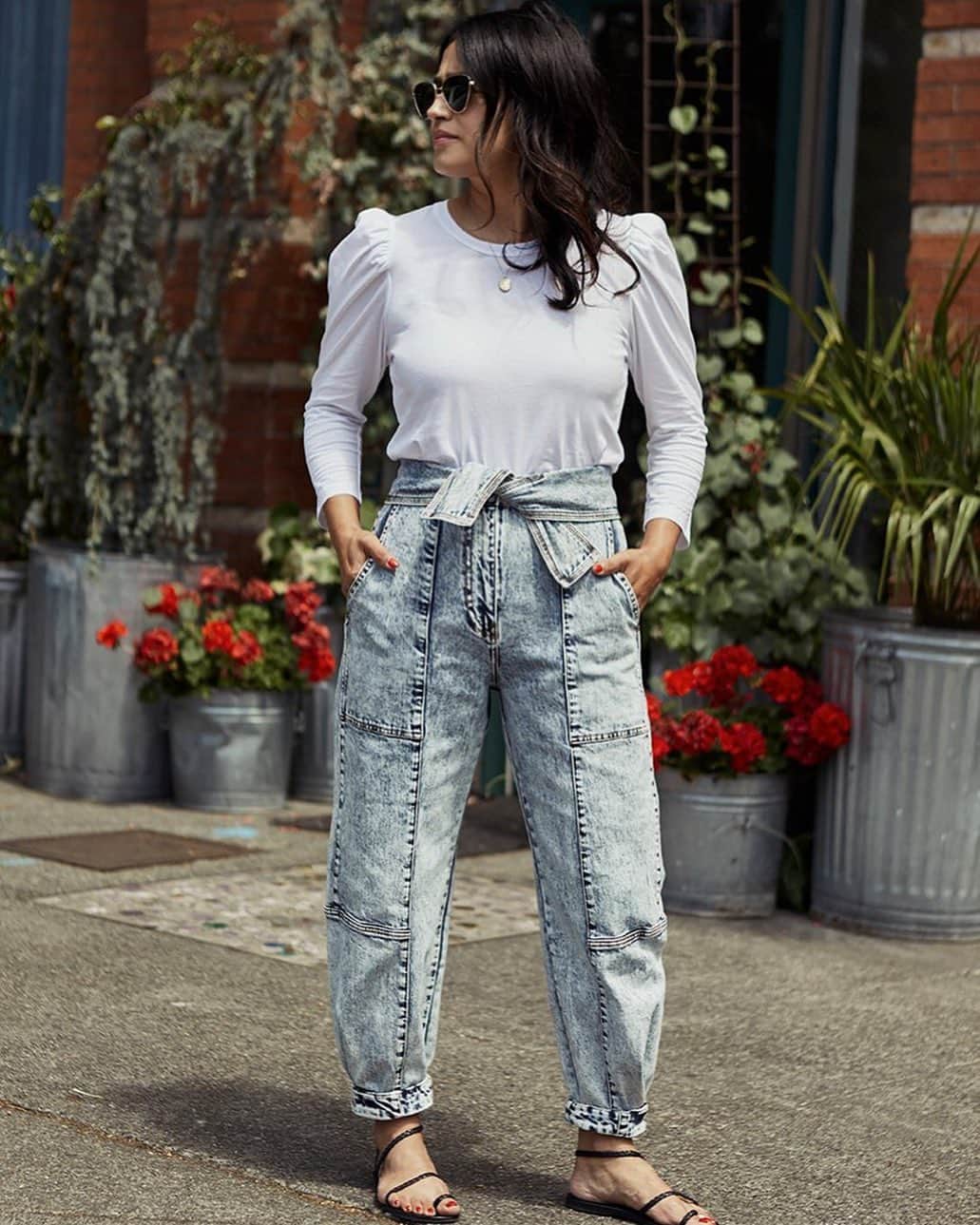 Nordstromさんのインスタグラム写真 - (NordstromInstagram)「Meet Destiny, #Nordstrom stylist and fan of the classics. Jeans and a t-shirt? She’s here for it: “I’ve always gravitated towards simplicity and effortless style and denim is typically a part of my every day. It’s a classic that is relaxed and nonchalant.  Don’t underestimate a pair of jeans and a white tee, the devil is in the details.” Want in on Destiny’s summer look? Shop it at the link in bio.」7月31日 9時37分 - nordstrom