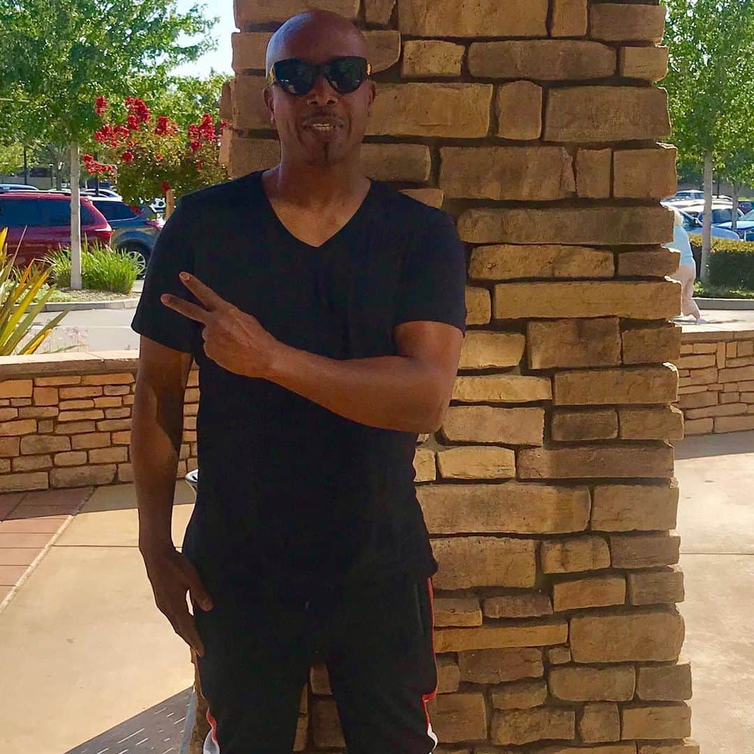 MCハマーのインスタグラム：「Sending "Positive Energy" to YOU 👊🏾💯🙏🏿🕺🏿💃🏿❤️」