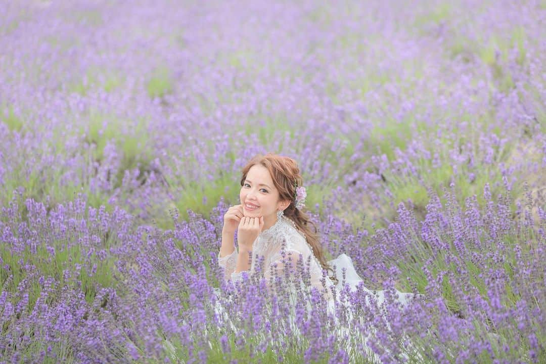 STUDIO SOLAさんのインスタグラム写真 - (STUDIO SOLAInstagram)「✳︎８月限定キャンペーン✳︎ . . Photo: @sh.kobayashi_wedding Hairmake: @onodera_hairmake_aqua . . スタジオSOLAでは、８月１０日〜３１日の間に撮影を実施されるお客様を対象に、お得なキャンペーンを実施中！！ . . . . 【撮影特典】 以下の３つの中から、おひとつお選びいただけます。 ①オリジナルフォトボード ②総額から１万円OFF ③人気ブランドアクセサリー無料 . . . 【対象】 ・7／1以降ご成約で、8/10〜31日撮影のお客様 ・全データご購入のお客様 . . . . . 北海道の雄大な自然の中で2人だけの ウェディング写真を残しませんか？✴︎ . . , 現在、ご予約受付中です!! 北海道はラベンダー以外のお花もとても素敵で、８月や９月もオススメスポットたくさんございます！ぜひ一度ご相談ください！！♪ . . . . 遠方の方もメールや近隣店舗で お打合せ、お申込み頂けます🌻 . . お問い合わせはトップページ https://st-sola.jp/ よりご覧下さい。 . .  #スタジオsola #STUDIOSOLA #スタジオソラ  @decollte_weddingphoto @decollte_weddingstyle @d_weddingphoto_jp #weddingphoto  #instagood #結婚式前撮り #新婚旅行 #チェリフォト #北海道旅行 #富良野 #北海道前撮り#牧場 #ロケーションフォト #tokyo_camera_club #前撮り#東京カメラ部 #weddingdress #prewedding #写真好きな人と繋がりたい #2019春婚 #ひまわり畑  #ラベンダー  #ウエディングヘア #wedding #結婚写真 #前撮り #プレ花嫁#卒花嫁 #日本中のプレ花嫁さんと繋がりたい #結婚式  #結婚式準備」7月31日 10時00分 - studiosola_hokkaido