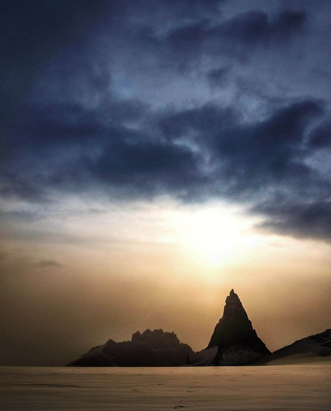 National Geographic Travelさんのインスタグラム写真 - (National Geographic TravelInstagram)「Photo by @jimmychin | The sun also rises...or in this case just never sets. Midnight sun in Queen Maud Land, Antarctica. For more images of adventures in Antarctica, follow @jimmychin.」7月31日 10時00分 - natgeotravel