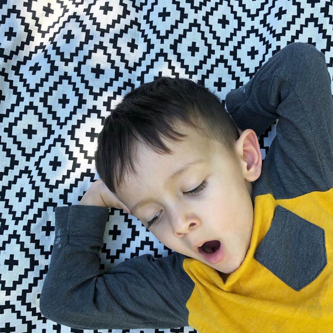 のインスタグラム：「Is this week over yet? (Did you yawn when you saw this photo? It makes me yawn even while I’m writing this) まだ今週始まったばかり！(この写真えお見てあくびしたでしょう！) #toddler #sleepy #tired #cute #love #family」