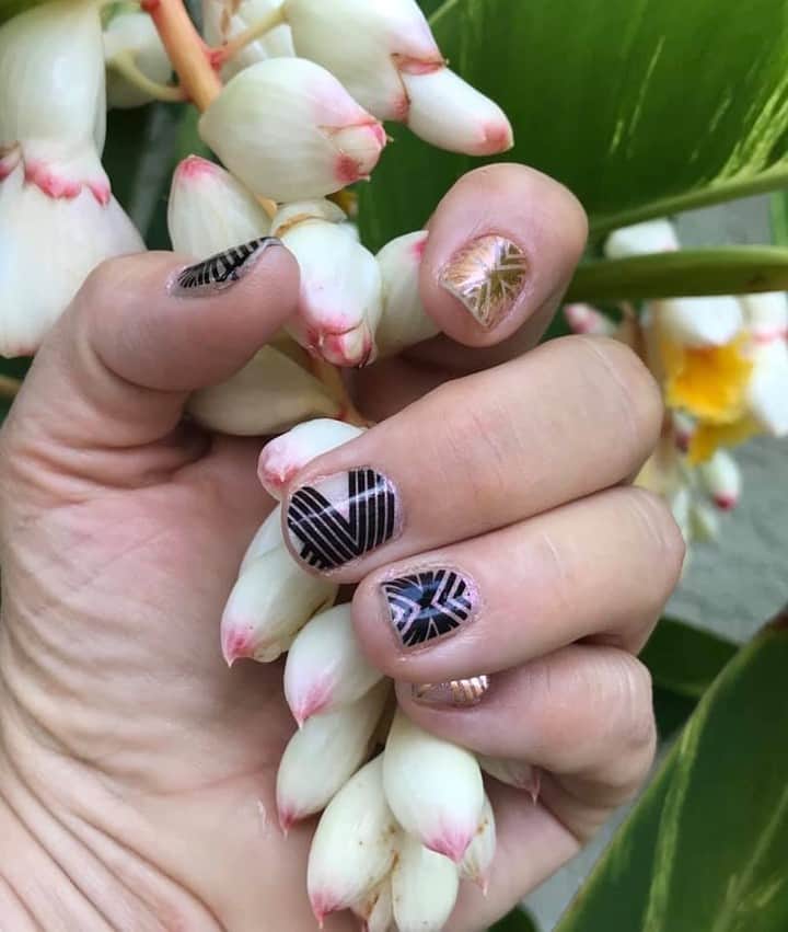 Jamberryのインスタグラム：「Here’s a gorgeous pic 📷 of Ry-Guy and City of Dreams ✨ . . We’d love to tag the owner, if that’s you let us know! . . Ladies, when you’re submitting your nail art, please include your Instagram name 😊💕😊 . . #manicurelove #nailfie #nailart #sisterhood #success #mompreneur #jamberry2019 #jamberryaddict #jamberry #beneyou #buildingbusiness #buildingbusiness #lovewhatido #selfcare」