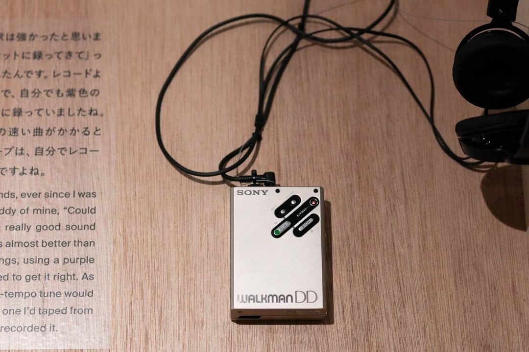 のインスタグラム：「​『#009 WALKMAN IN THE PARK』を開催中。  1979年から現代までの、ウォークマンを愛用していた著名人40人の思い出とともに、当時の楽曲をその年に発売されていたウォークマンで実際にお楽しみいただけます。⁠ ⁠ ⁠ウォークマンが音楽とともに常に寄り添い歩んできた"人"にフォーカスした40周年記念プログラムです。ぜひお立ち寄りください。 ⁠ ⁠ ⁠⁠⁠■会期：2019/9/1(日)まで⁠ ⁠⁠⁠■時間：10:00 - 20:00⁠ ⁠ ⁠⁠⁠⁠#ginzasonypark⁠ #walkmanpark #音楽 #music #ginza #銀座 #銀座ソニーパーク #ウォークマン⁠ #walkman⁠」