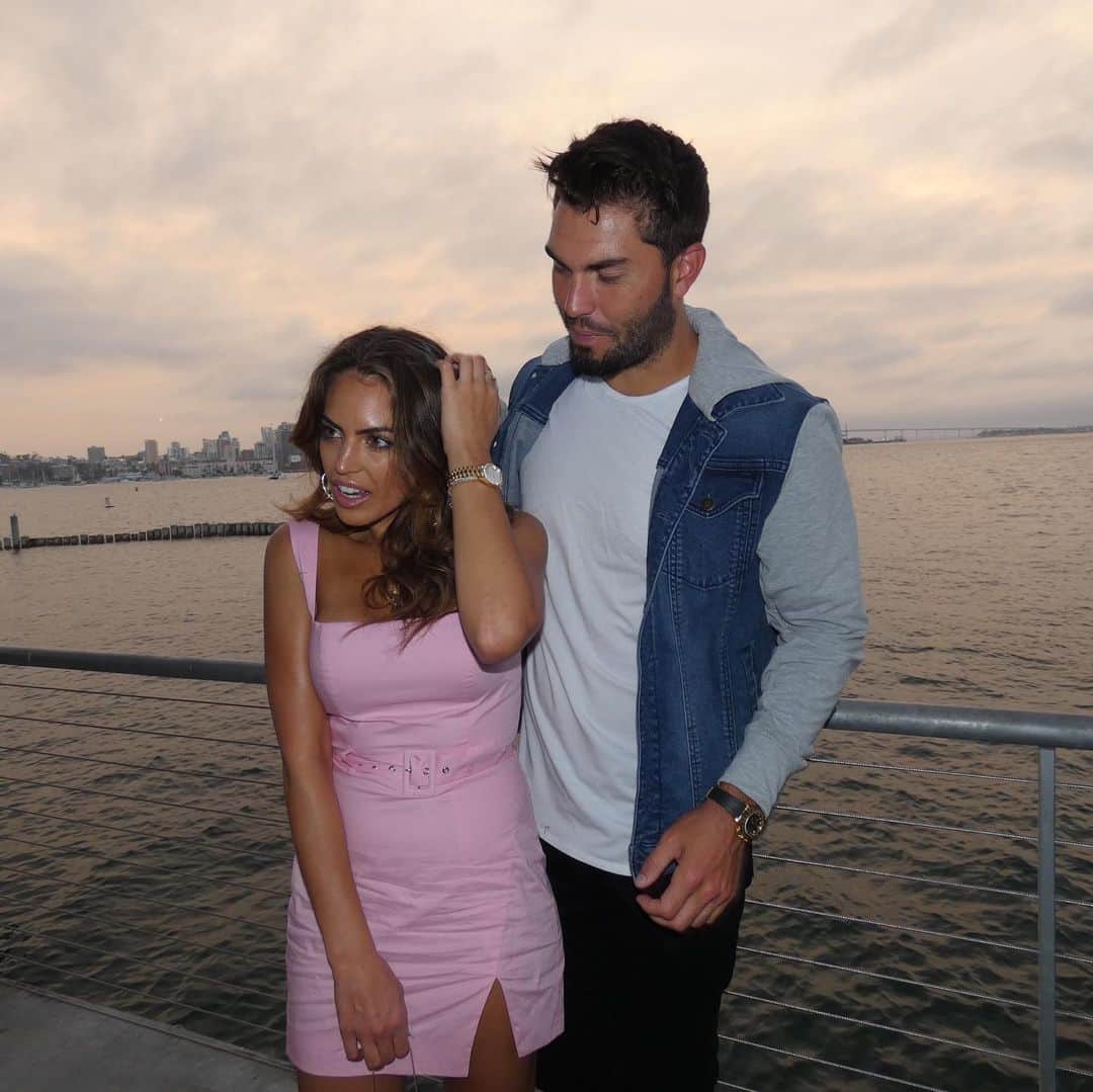 エリック・ホズマーのインスタグラム：「Happy birthday to my beautiful girlfriend @kaciemcdonnell love you queen savage!」