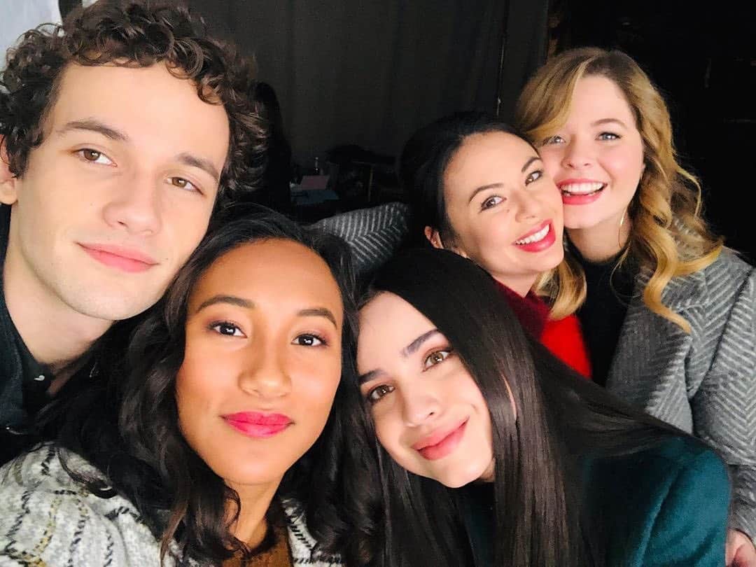 Hulu Home of Emmy-winningさんのインスタグラム写真 - (Hulu Home of Emmy-winningInstagram)「This is a @prettylittleliars cast appreciation post. #PLLThePerfectionists」7月31日 1時07分 - hulu