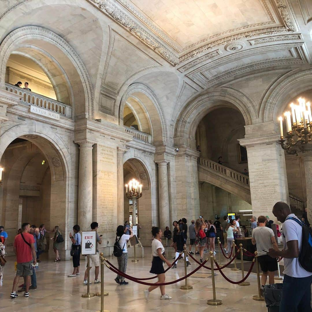 ジョディ・スウィーティンさんのインスタグラム写真 - (ジョディ・スウィーティンInstagram)「In between meetings took a little trip to the New York Public Library. I could stay there and read for hours! #bookworm #rbg #itstheghostbusterslibrary」7月31日 1時07分 - jodiesweetin