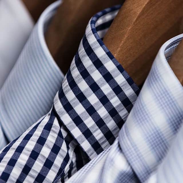 のインスタグラム：「Shirtmaking is an important part of Huntsman’s history and now we’re restoring the service to its former glory. By adding a handful of measurements during the bespoke process and assisted by expert shirt cutters, we can now offer bespoke shirts with the perfect fit and finish, created to compliment your bespoke wardrobe.  Drop in to us at 11 Savile Row, 57th Street, or book an appointment on our website to find out more.  #bespokeshirting #huntsmansavilerow #bespoke #savilerow」